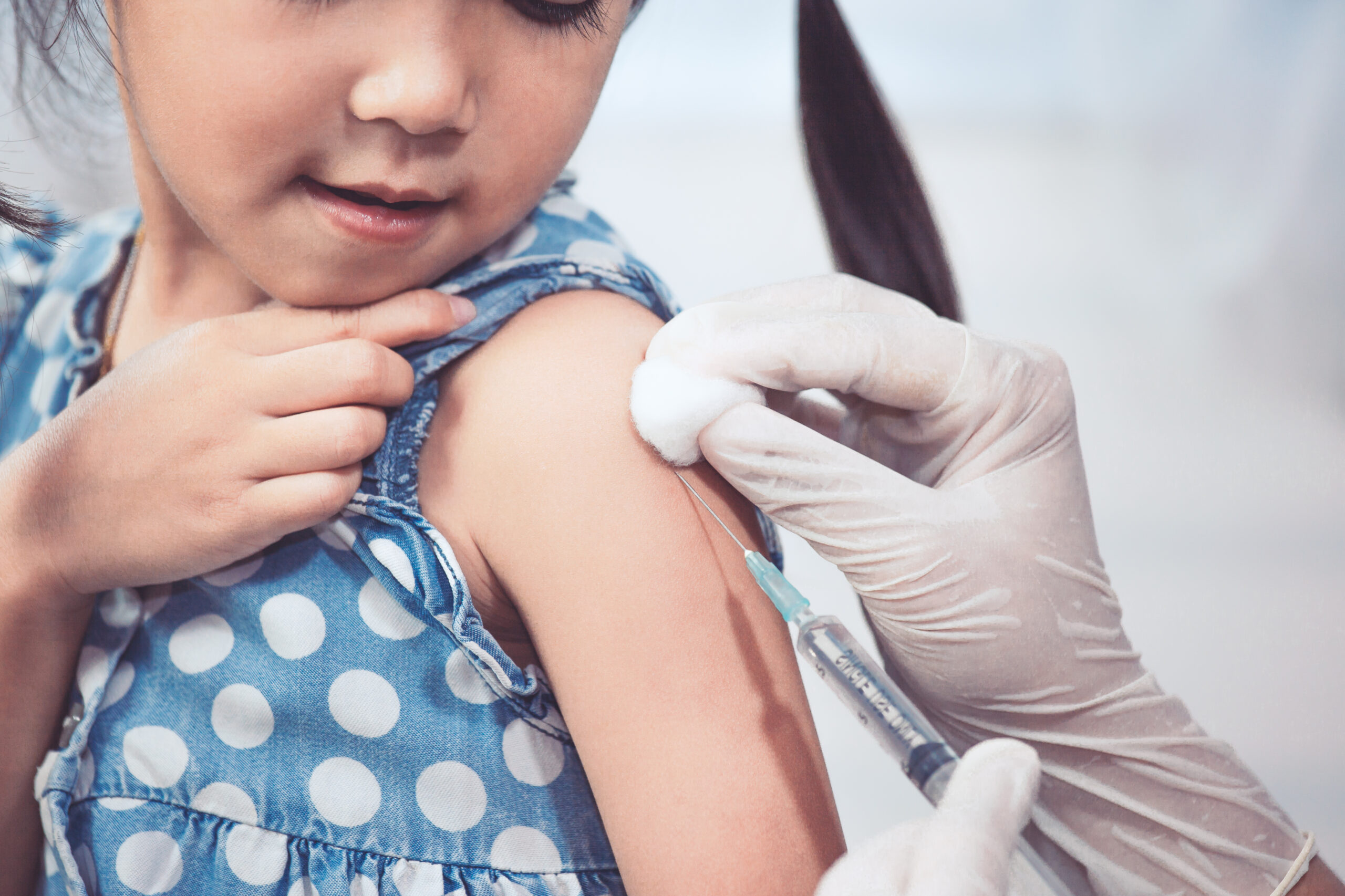 Аллергические вакцины. Дети на прививке. Дети боятся уколов. Прививка детям. Укол ребенку и ребенок боится.